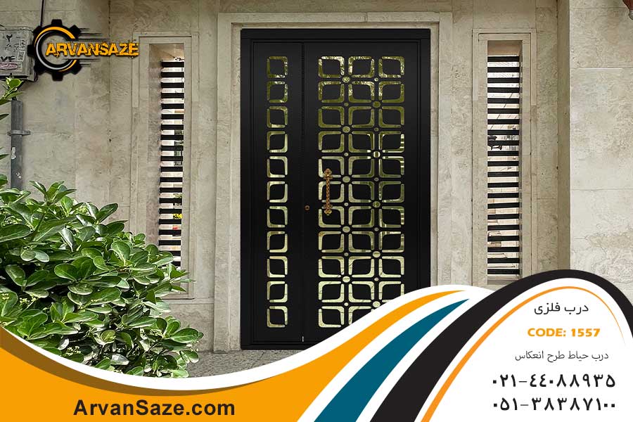 درب حیاط شیشه خور، یک و نیم لنگه با طراحی زیبا و خاص، به رنگ مشکی